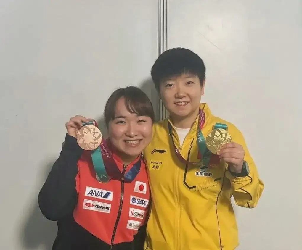 伊藤美诚晒孙颖莎合影莎藤糖来了🍬，孙颖莎不愧是藤子最爱的女人，藤子最可惜的应该