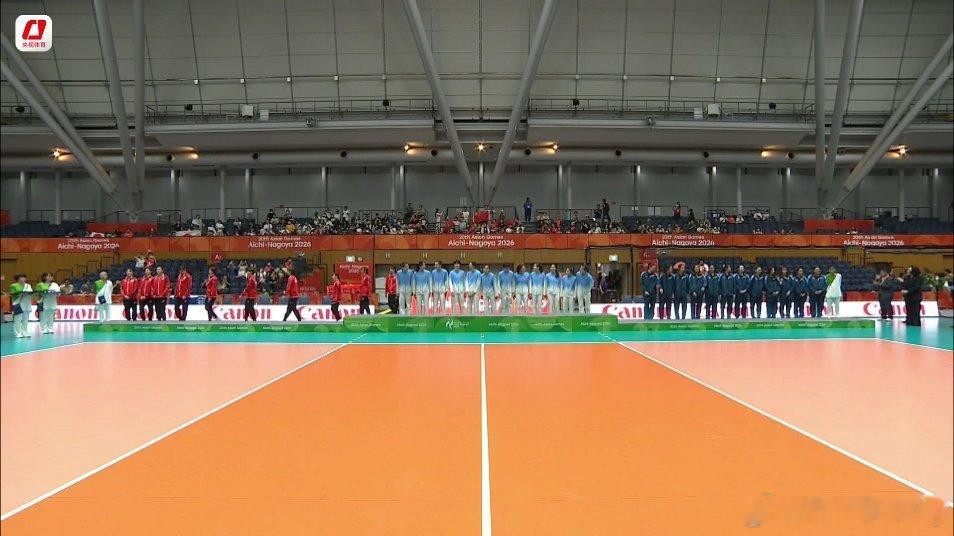 中国女排姑娘们身穿中国李宁登上领奖台[点赞][点赞][点赞]。中国女排3比0日本