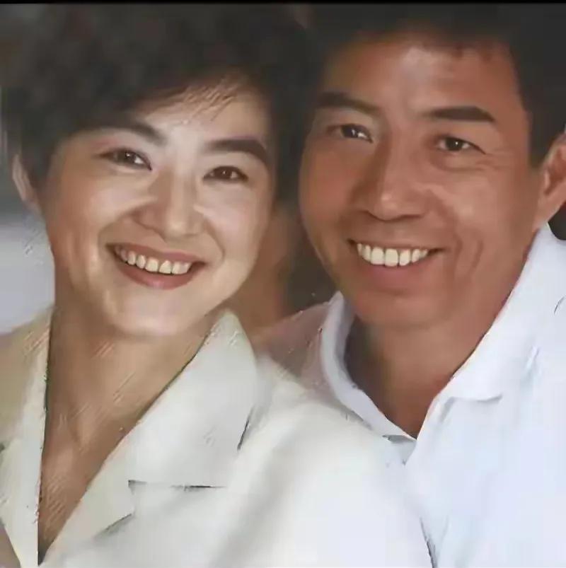 越来越有夫妻相的名演员，邢李原和林青霞的笑容，定格在这张照片里，幸福如此简单。