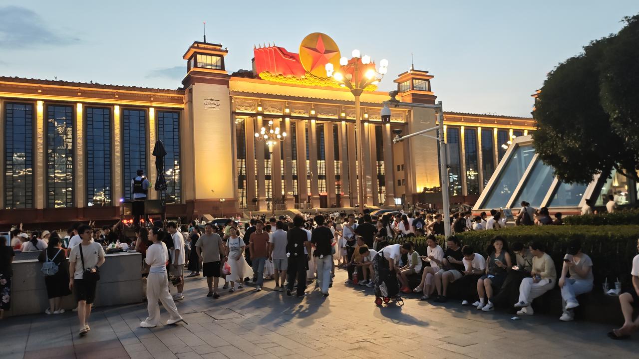 你能想象吗，就为了找个位置与江西省美术馆合照，这个点还人头攒动。