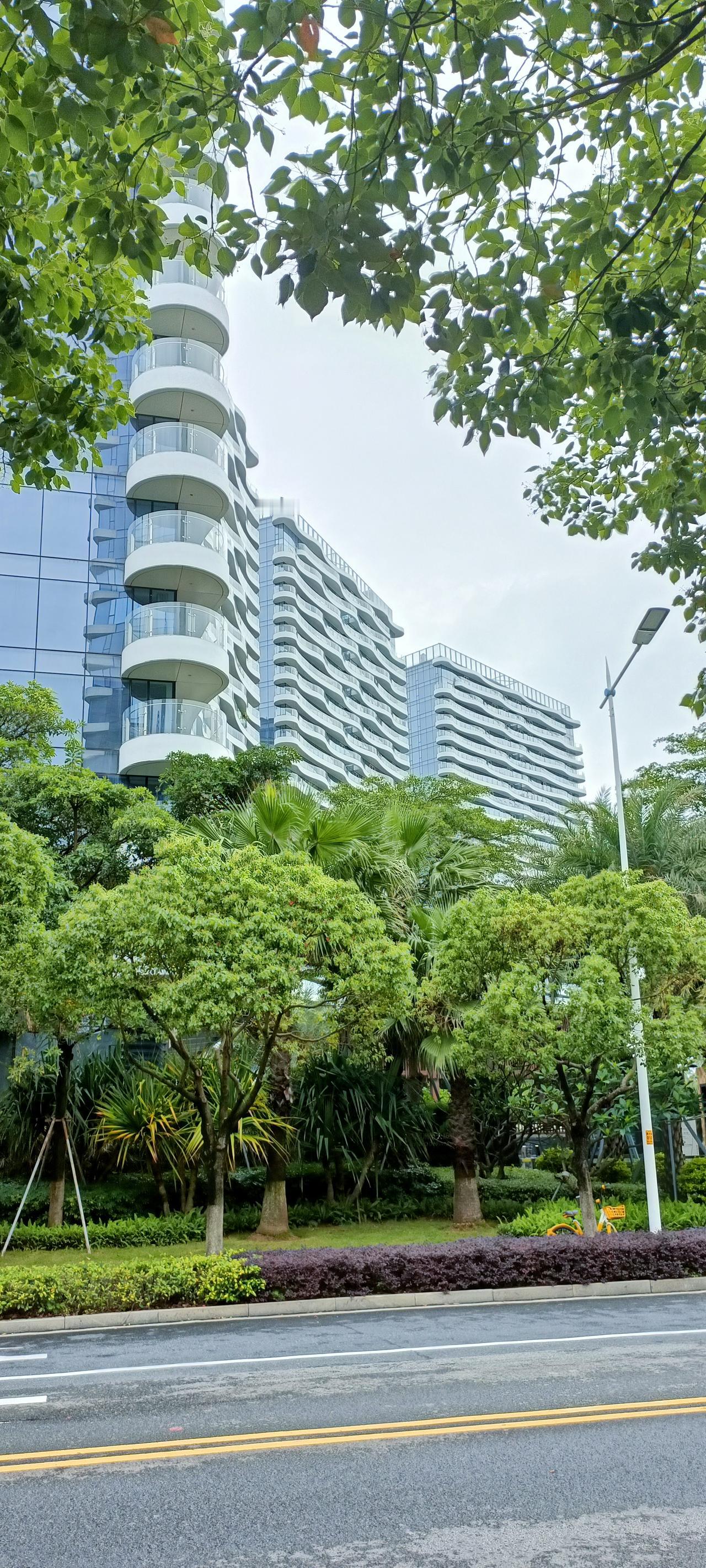 现代都市绿意盎然，高楼林立，绿树成荫，生活在此，何其美好！🌳🏙️
上联:绿树