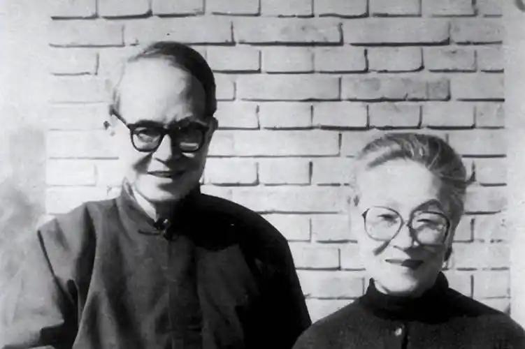 杨绛先生曾说：“我们曾如此渴望命运的波澜，到最后才发现，人生最曼妙的风景，竟是内