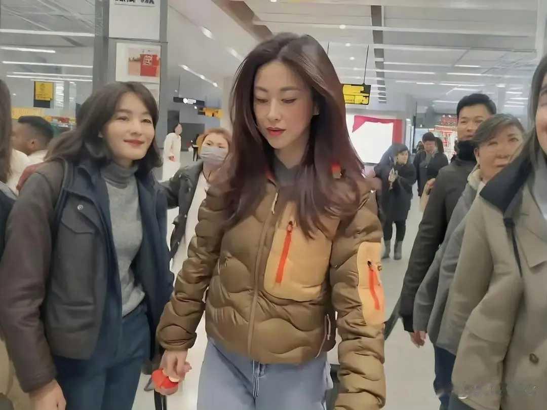 朱珠身上的这件羽绒服，据说售价1万8千，你们觉得好看吗？ 