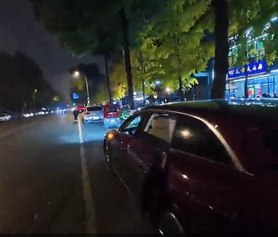 骑手遇前车开门上演黑科技避险 今天刷抖子还刷到这个视频了，不得不说，这种安全卫士