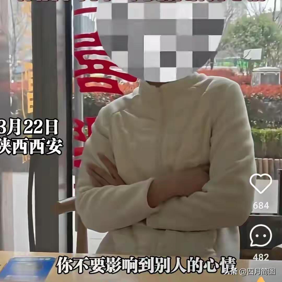 请看双方的对话：女子说，“你给我道歉也行，我是狗主人。”男子说，“你家狗在饭馆狂