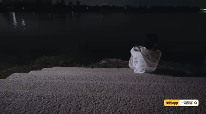 余宇涵 我怎么一副没见过世面的样子 余宇涵也太好笑了！刚感叹完惬意，狗尾巴草就掉