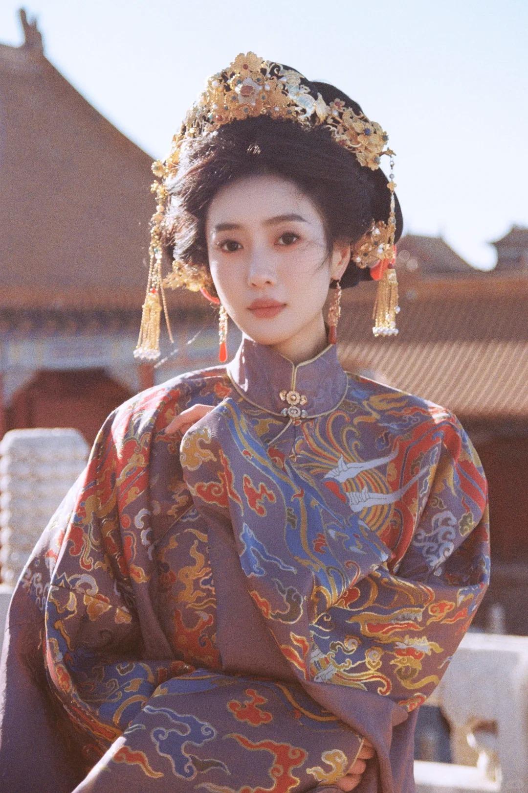 王梓薇画报：端庄大气的国风女神！