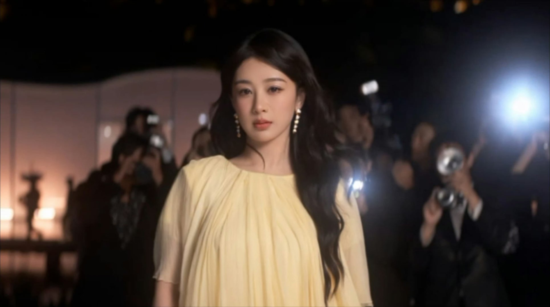 杨紫 裙子虽然裙子被吐槽了，但是杨紫的状态实在完美呀，就是很漂亮的一张脸。 ​​
