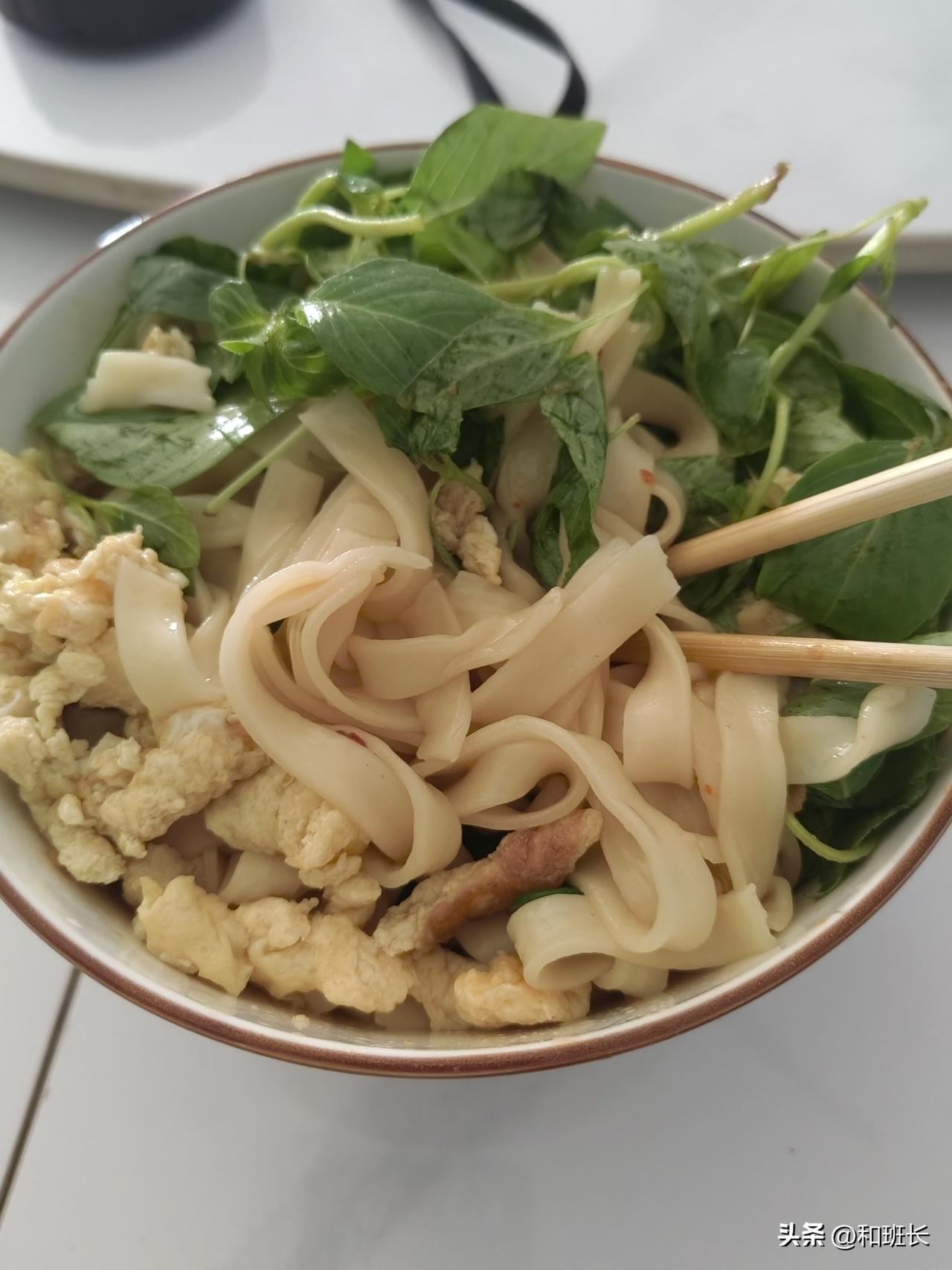 中午吃饭的时候，家里老人做的是咸米饭，我给老人说我不饿，少吃一点，其实是真的不想