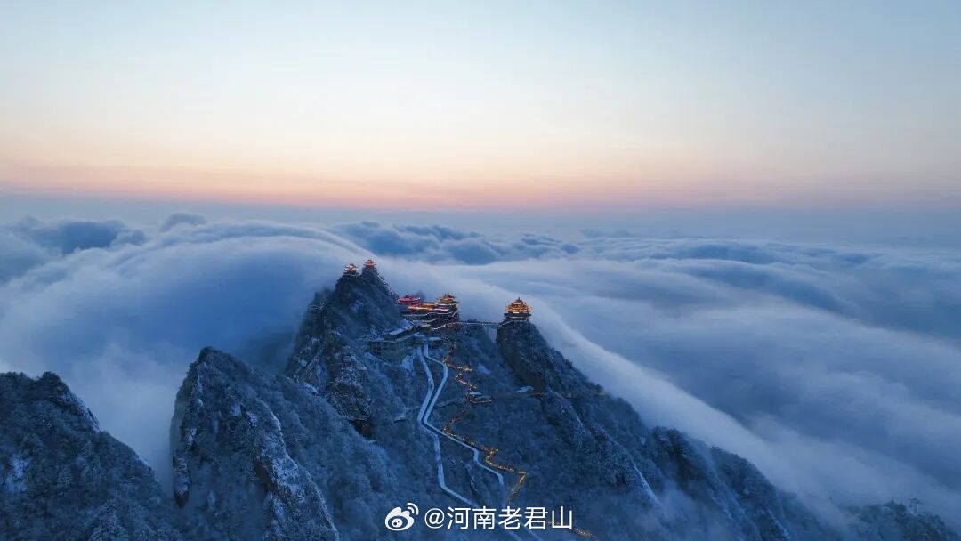 2026年伊始老君山直接把开年惊喜拉满当云海撞上雪景，山顶秒变现实版冰雪奇缘，雪