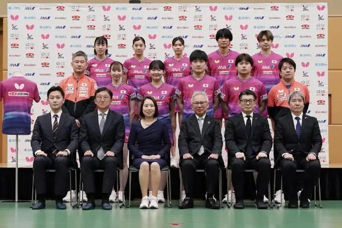 【备战即将到来的伦敦世乒赛团体赛，张本兄妹占据显眼位置】日本乒乓球队积极备战20