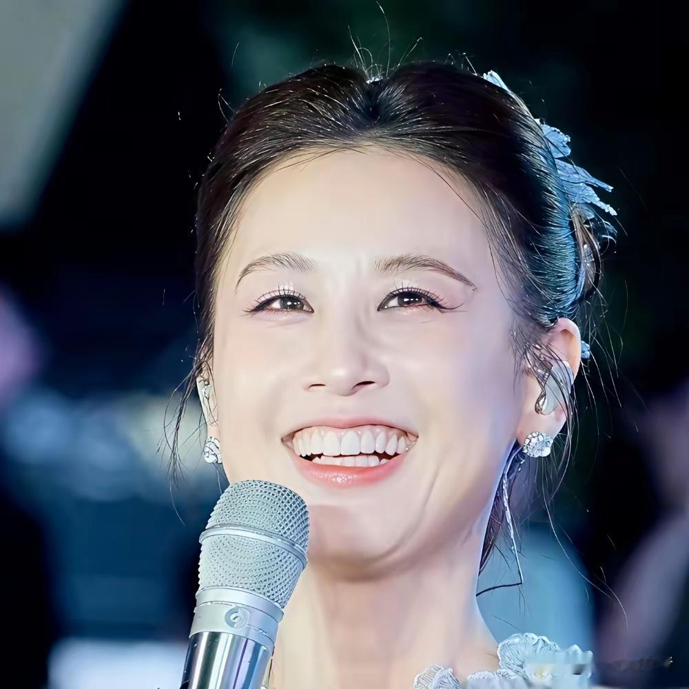 43岁黄圣依在开封被围观，生图状态把旁边20岁小姑娘都压下去了。不是滤镜，是路人