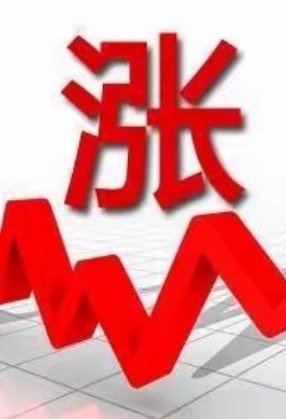 深夜重磅：消费新政落地，明天A股要起飞？夜深了，市场已收盘，但消息面依旧热闹。刚