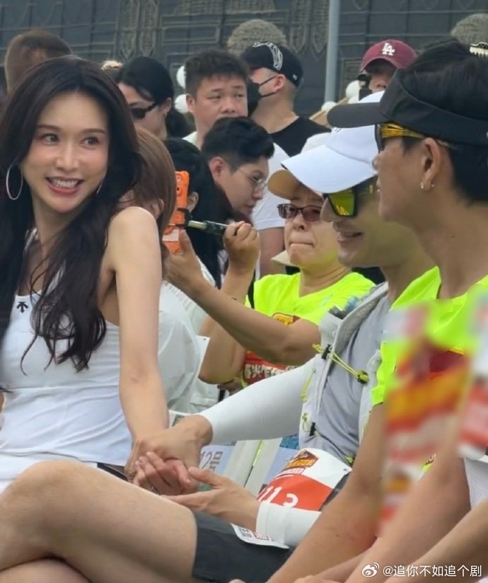 黄晓明黄宗泽林志玲阿sa同框  参加马拉松还能保持这么好的状态，四位艺人真的很自