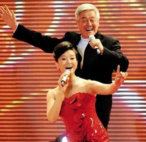 “民歌天后”宋祖英真面目，最终结局，赵本山早在23年前就已料到，1990年，宋祖