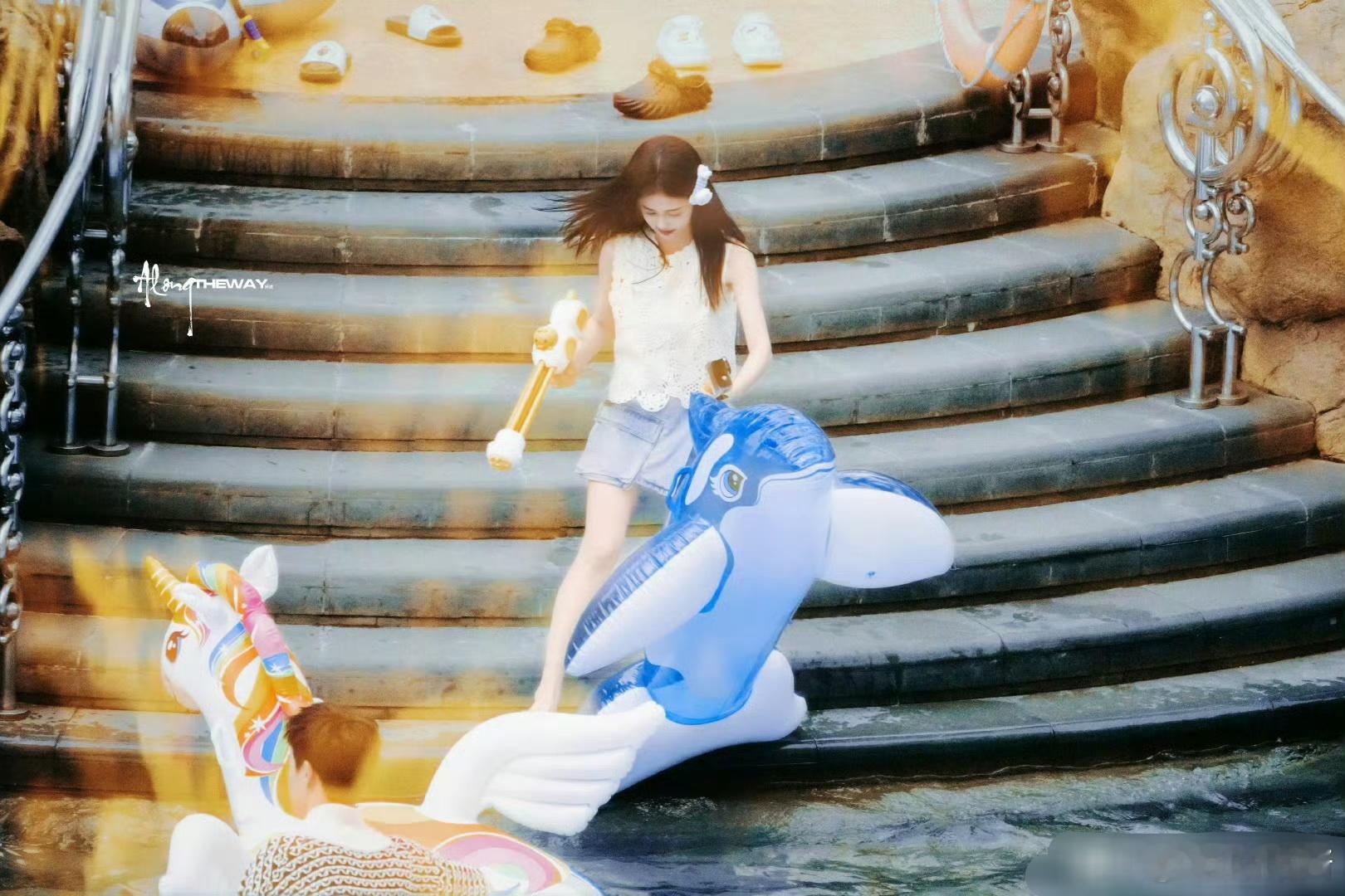 白鹿水灵灵地翻了 今天的笑话是白梦妍女士贡献的，哈哈哈哈，还好是夏天，就当冲浪了