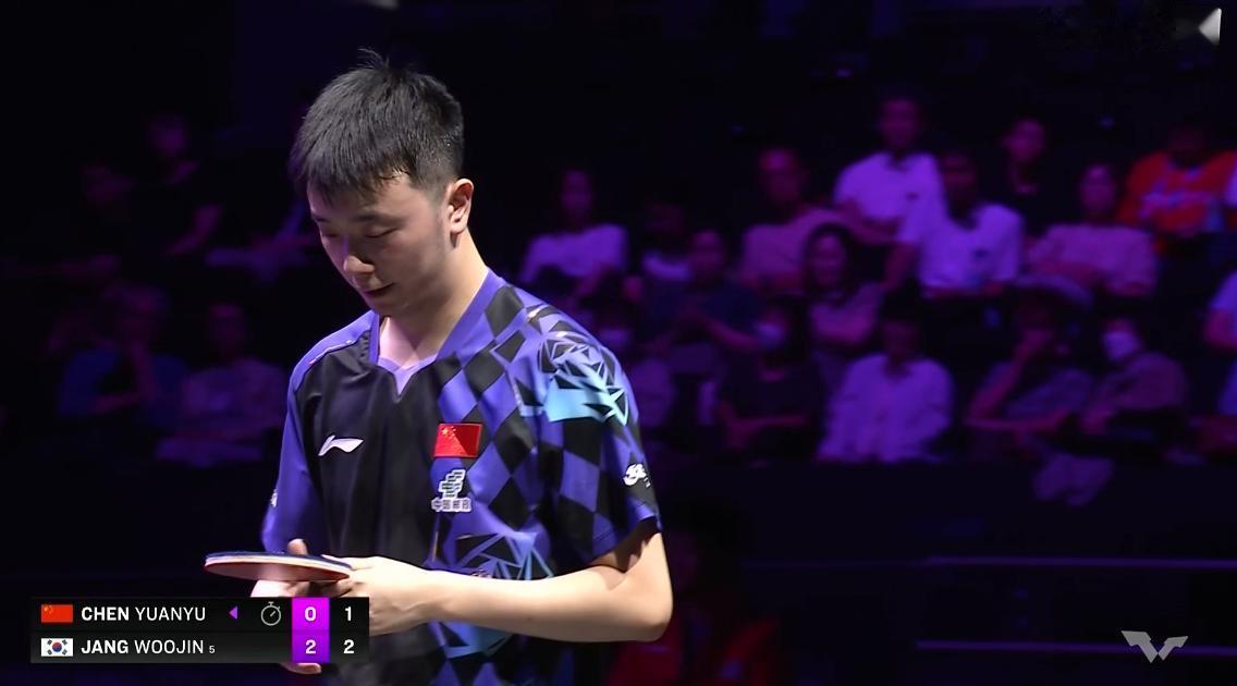 坏了，陈垣宇的接发球彻底被打乱了，
刘国正直言：
现在是长的不像长，半出台不像半
