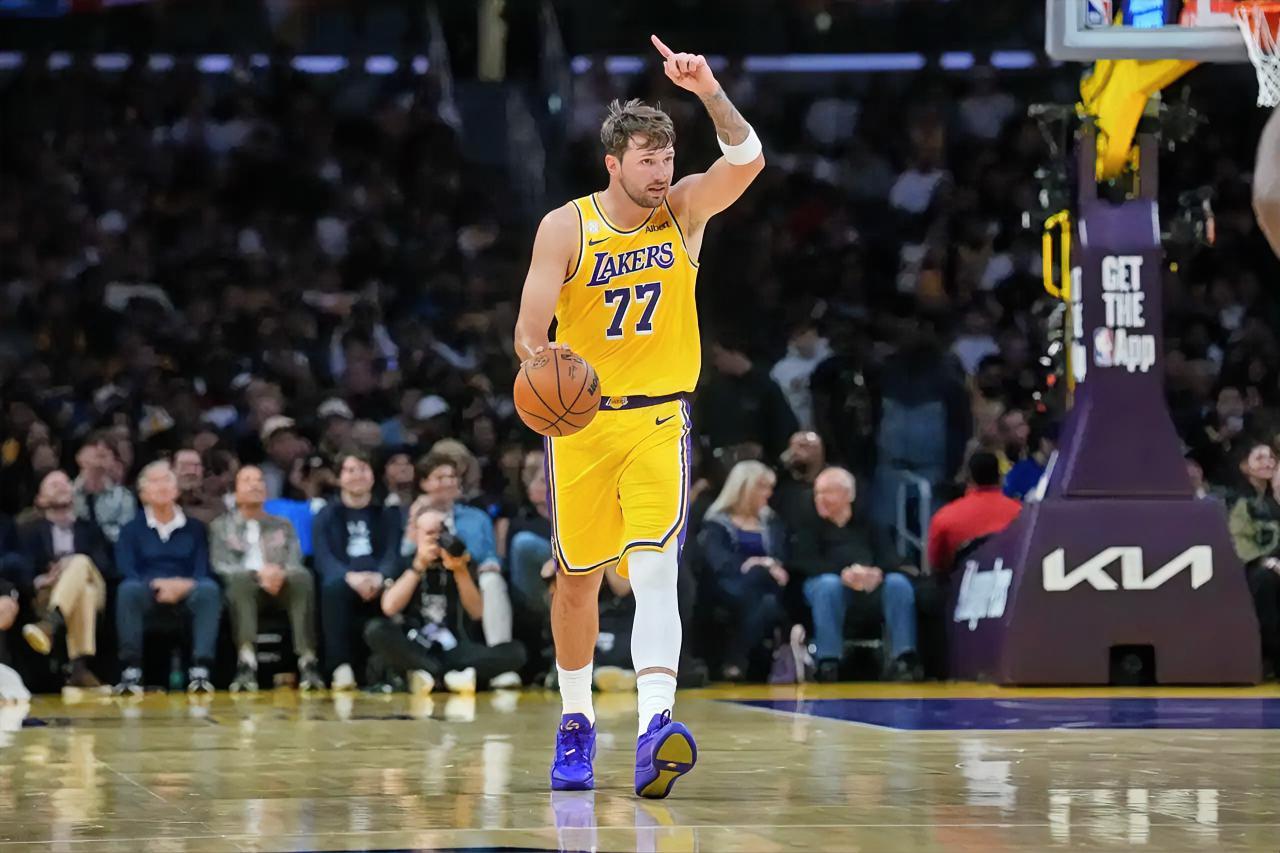 NBA常规赛打到目前！！！
得分王：杰罗姆（灰熊）场均得到34.7分。
篮板王：