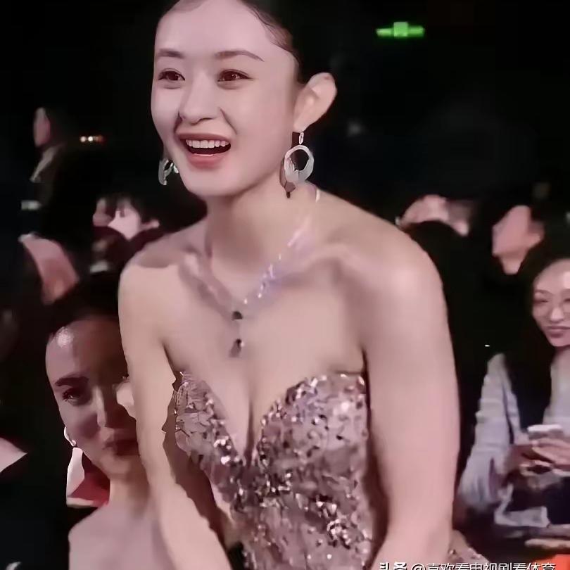 觉得赵丽颖这身抹胸长裙的好看。真的是好美好漂亮！看着好喜欢。真的好喜欢宝藏女孩赵