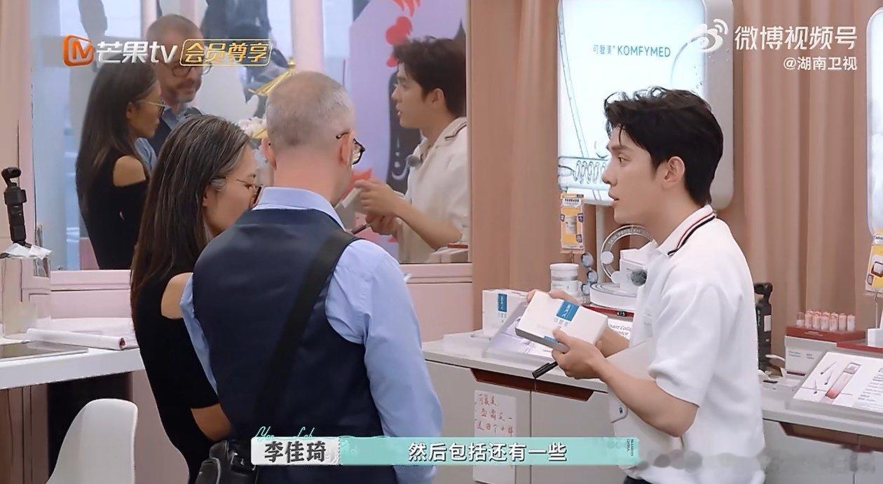 论李佳琦在渠道拓展的专业度 巴黎合伙人 巴黎的商业舞台上，李佳琦化身渠道拓展大师