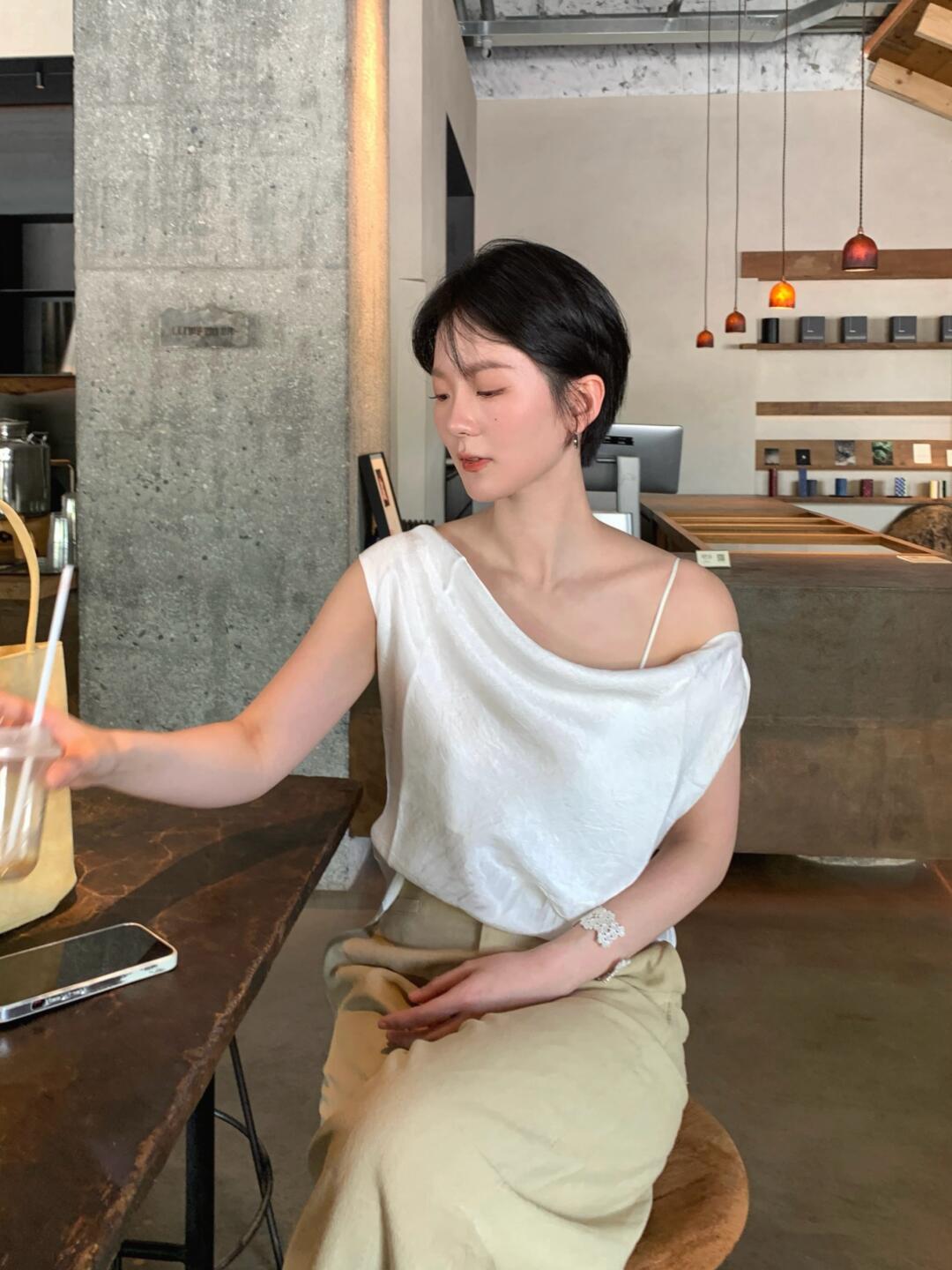 剪了短发后，拍照先拍侧脸☺️
