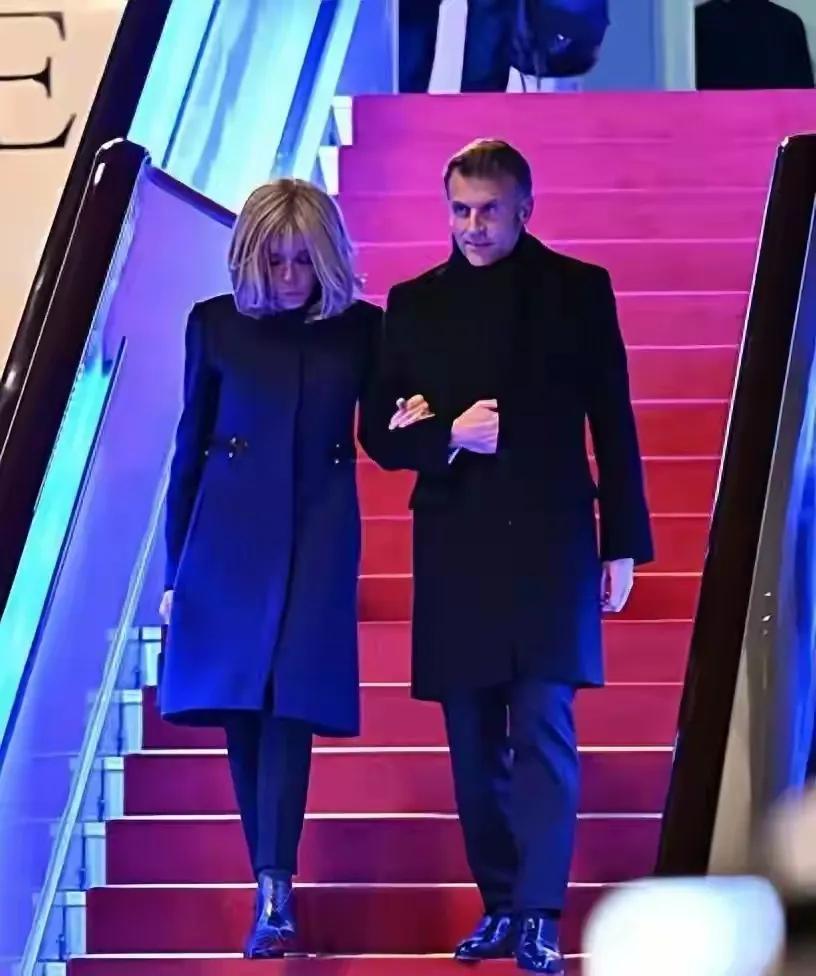 你别说，看上去确实像戴个发套，蓬蓬松松的感觉，要不然72岁的年纪，头发不会这么多