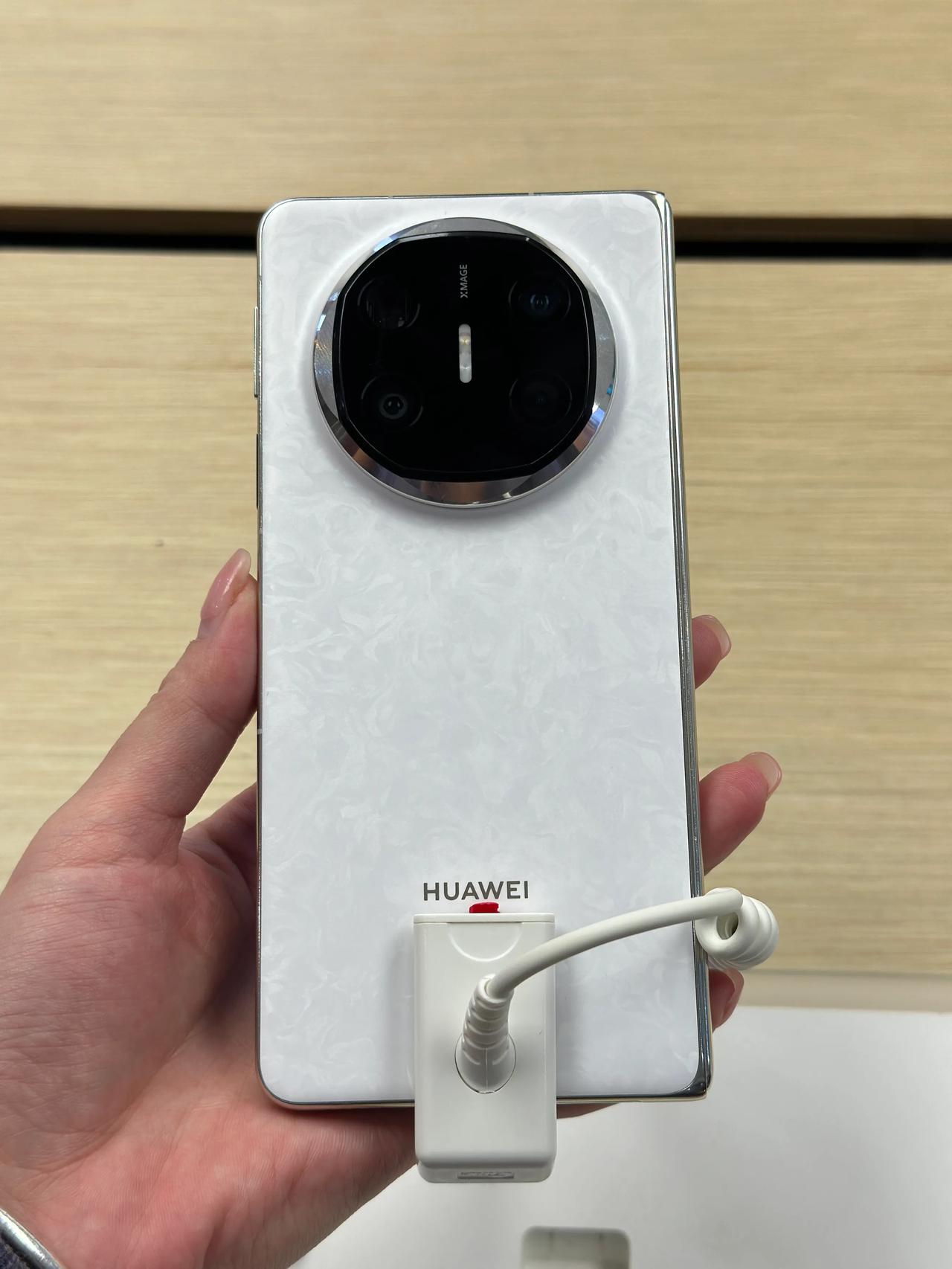 HUAWEI Mate X6真机上手分享，依旧是轻薄机身。虽然是折叠屏，但是拿在