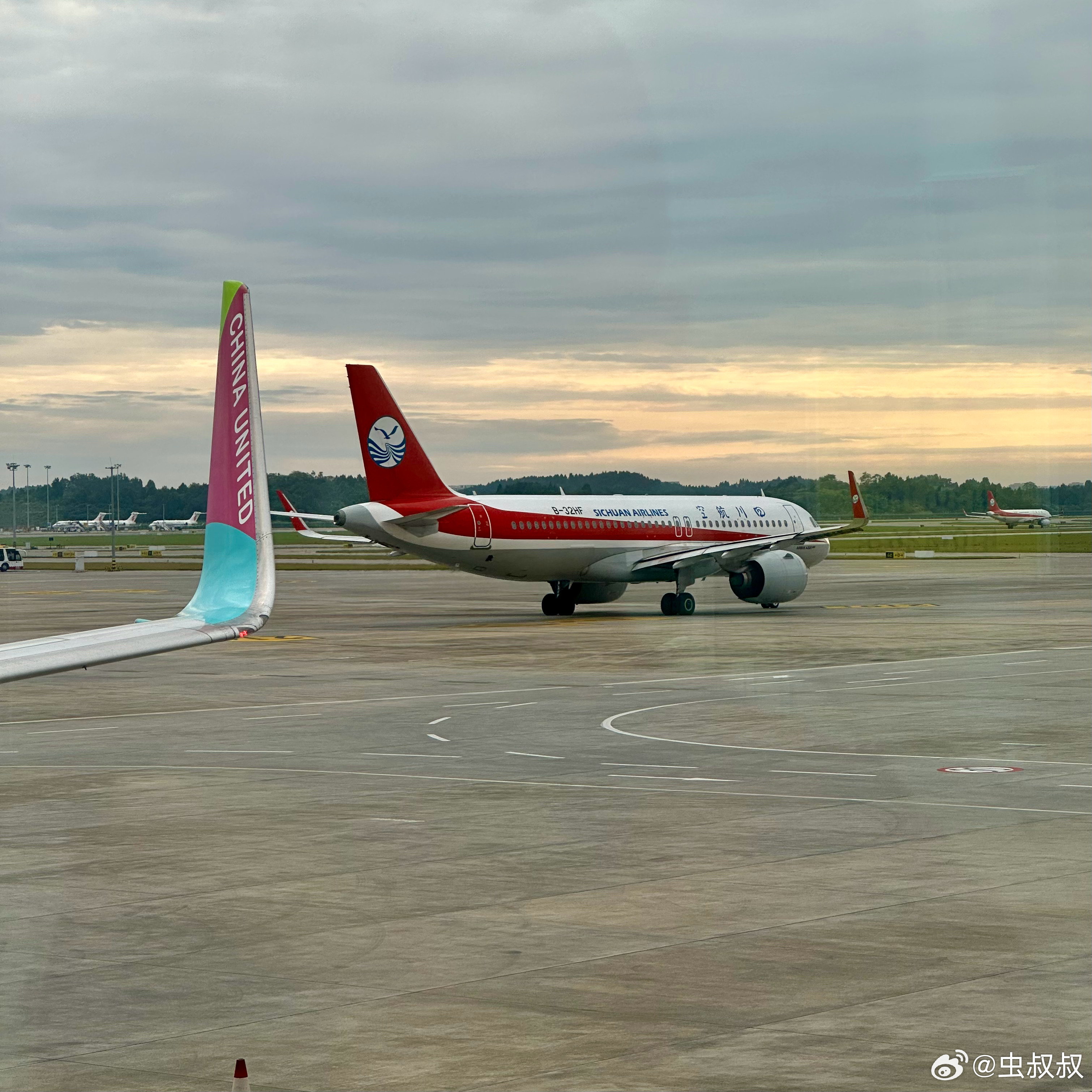 出发去青岛。明天要去参加北海舰队的开放日活动，登上军舰去看看[哈哈][哈哈]  