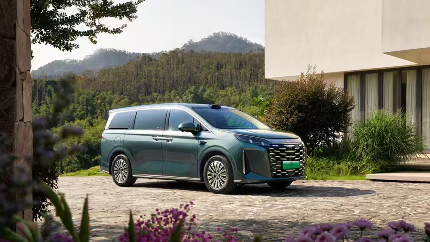 2025 年 11 月 4 日，比亚迪 2026 款夏正式上市，智能座驾终极满足