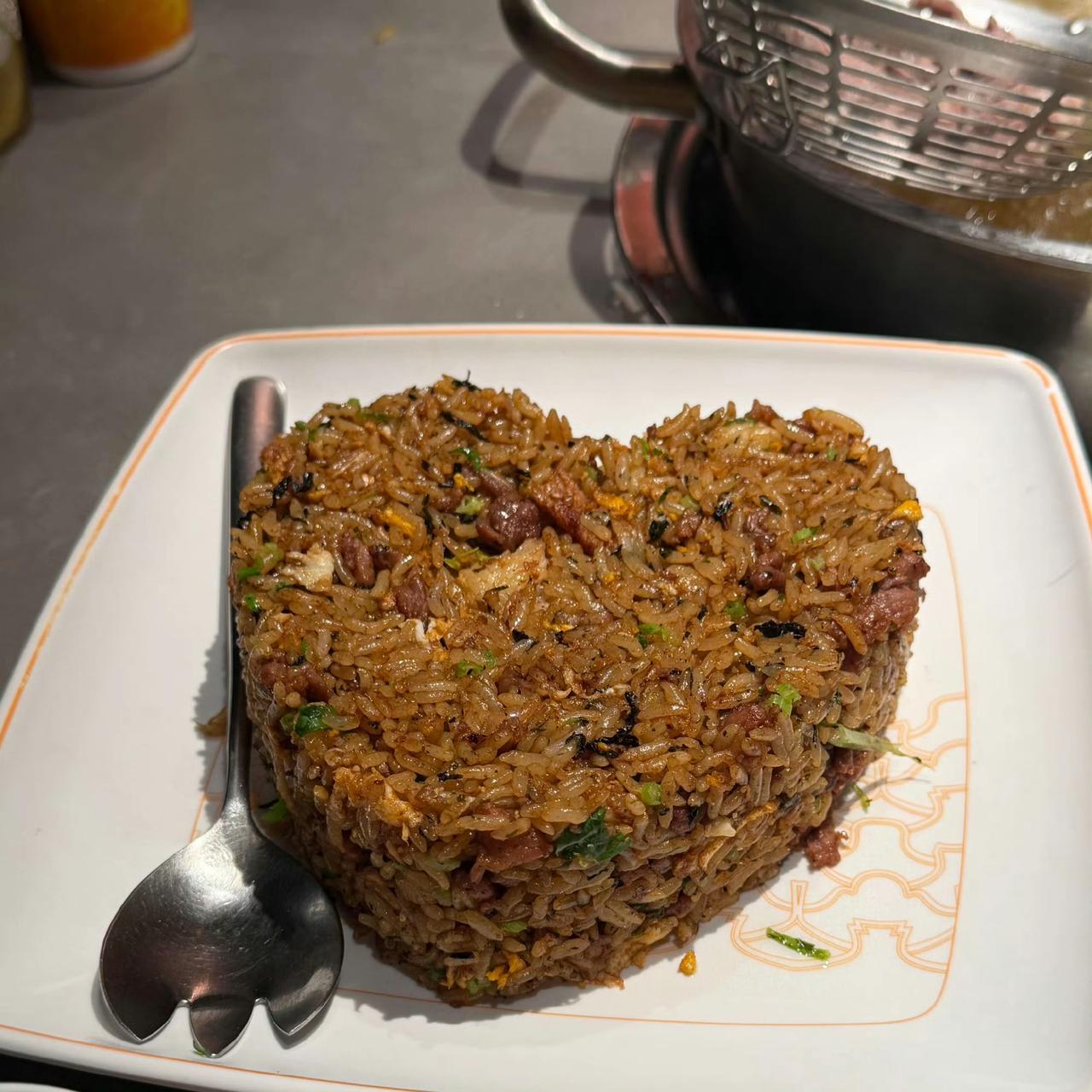 今天的晚饭要多吃些才是，我要开始吃饭啦。
