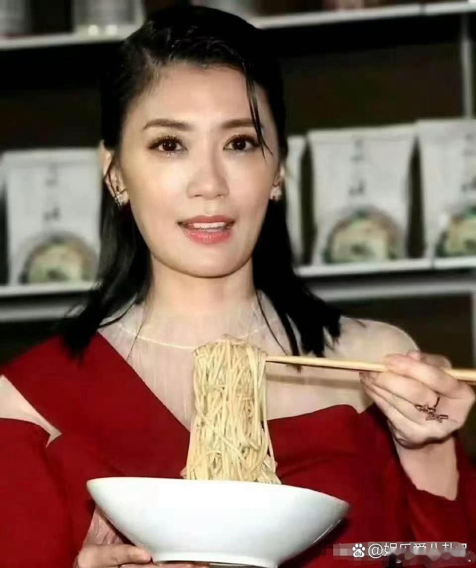 简简单单吃面，贾静雯一举一动自带优雅气场，氛围感拉满。