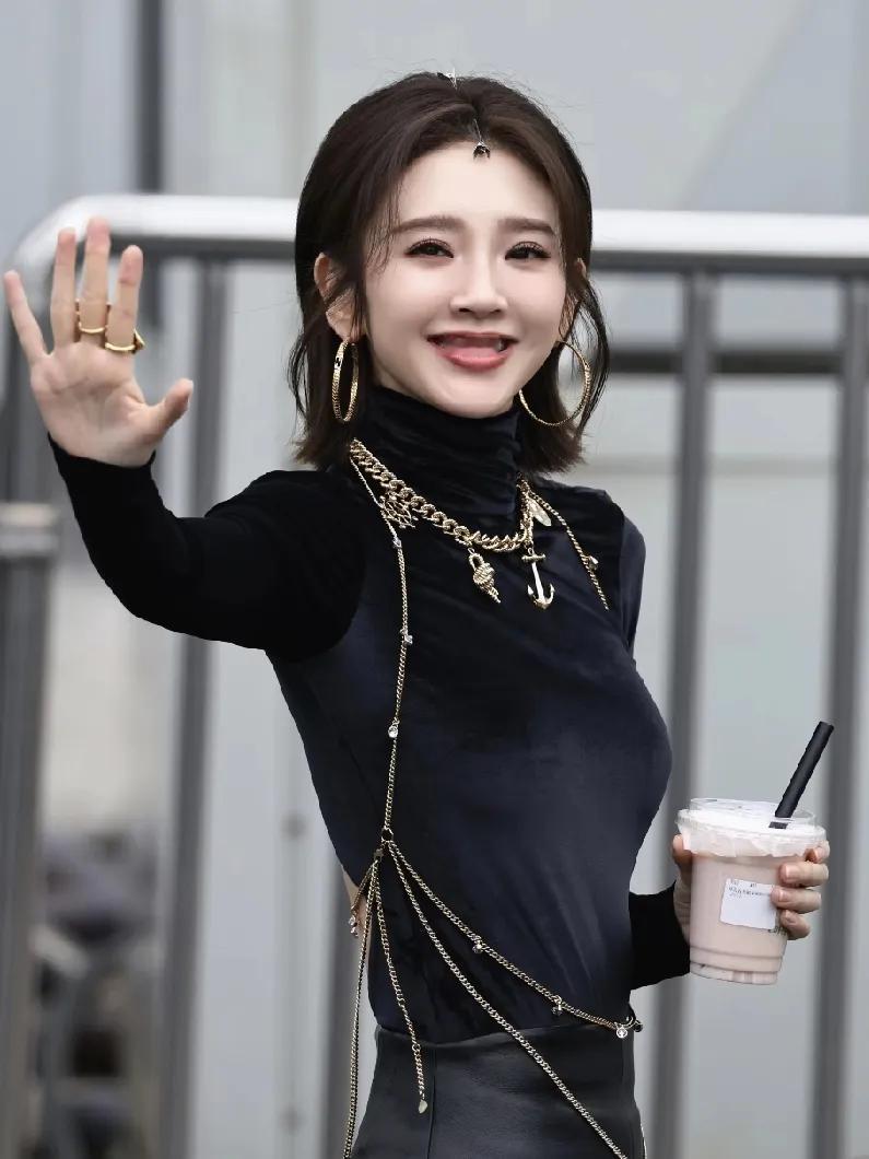 张若昀这真是把唐艺昕宠成公主。
看了几天她的浪姐综艺，每次出场衣服都不带重样的。