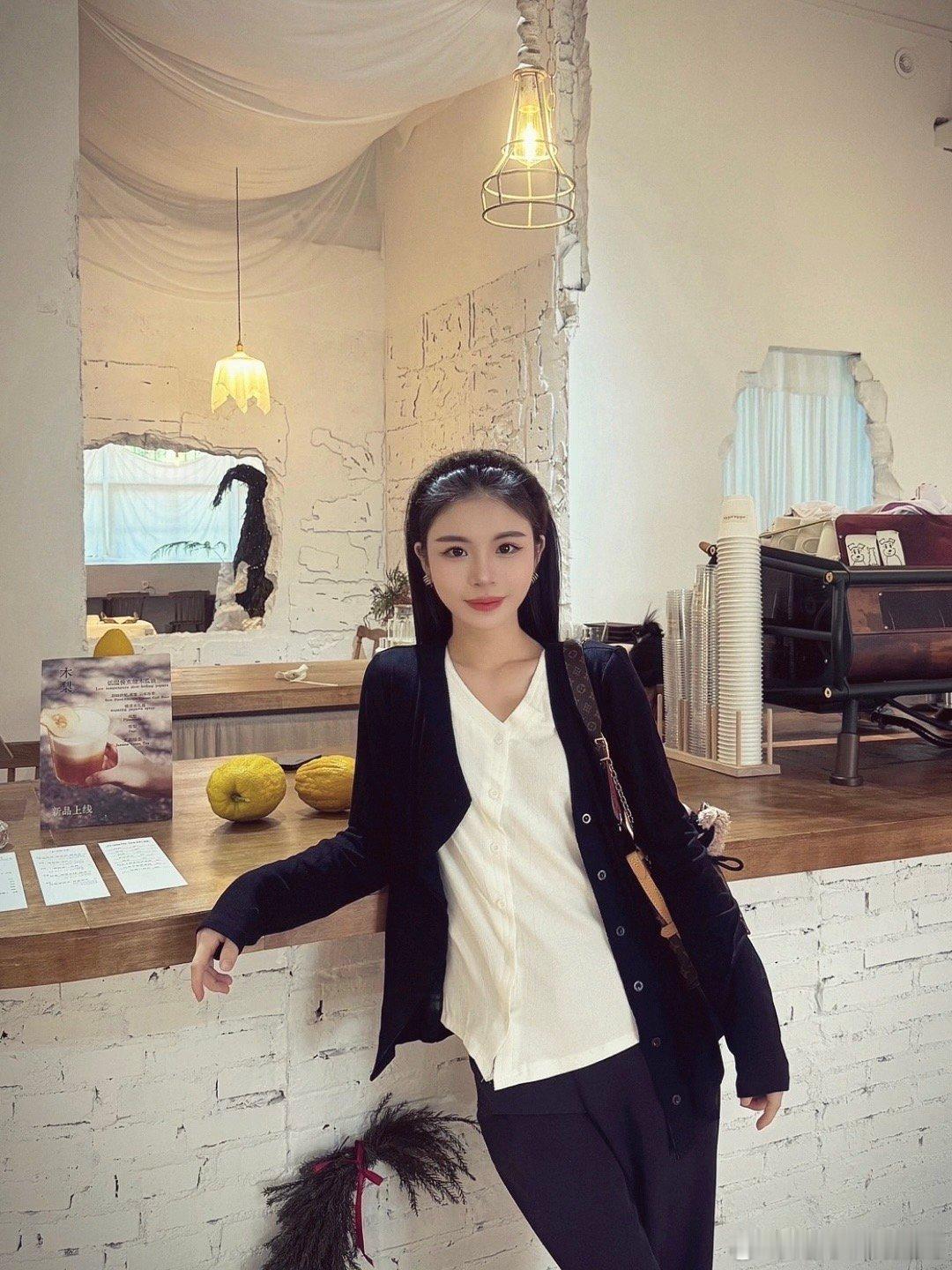 狗狗看镜头呀👀 东莞·white·white coffee