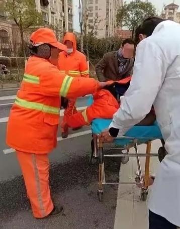 4月29日报道，山东滨州一环卫工工作时遭车辆撞击身亡，其单位曾为他投保30万团体