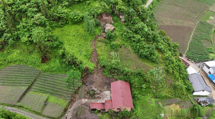 房县 雨中“哨兵”守平安 房县表彰基层网格员徐远兵十堰爆料 房县新闻网讯 通讯员