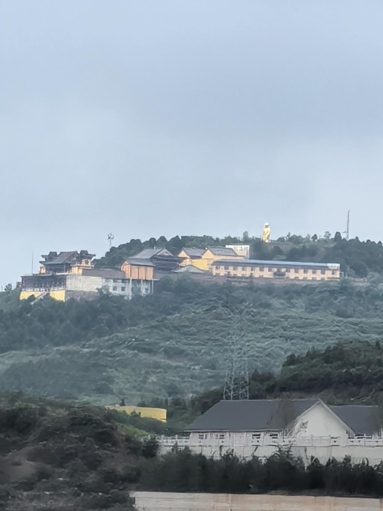 “云雾缭绕中的古寺，静谧而神秘”🌫️🏯
阴雨天远眺和合寺！