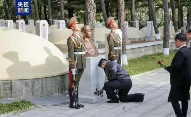 刷到一段朝鲜领导人金正恩委员长下跪的视频，让我对这位硬气的八零后肃然起敬。

中