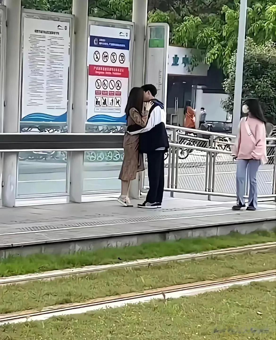 公交站台上的一幕是不是有点意思，小妺，你是在研究他们是怎样亲嘴的吗？还是看他们身