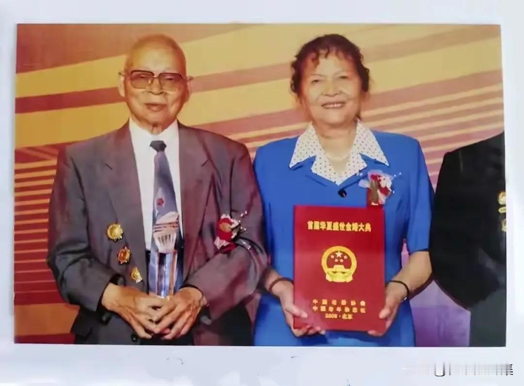 2008年，86岁高龄的阴法唐将军与夫人李国柱受邀出席“首届华夏盛世金婚大典”，