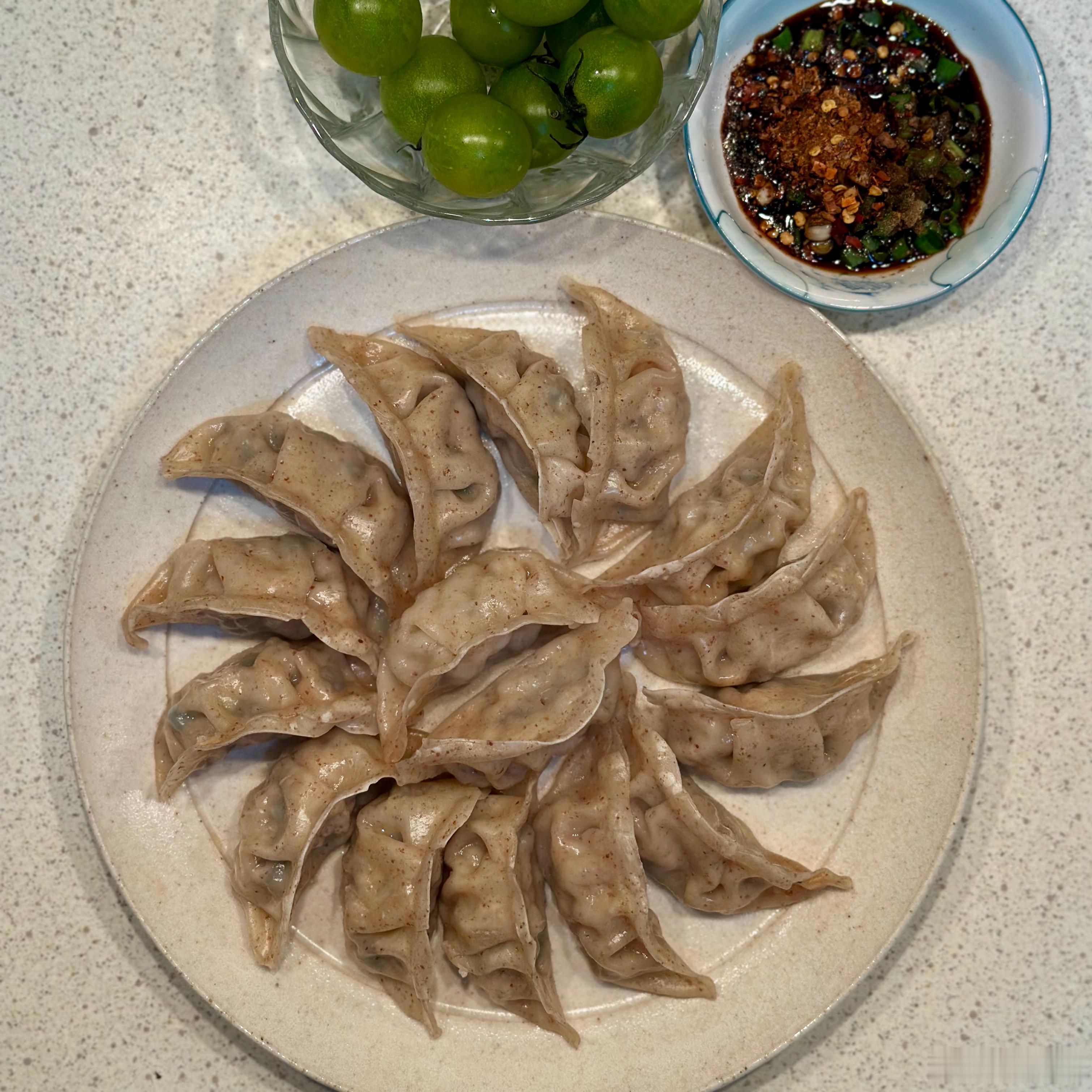 速冻饺子救我狗命。中午回家吃魔芋鸡肉蒸饺，起锅烧水到饺子出锅，15分钟吃上饭。这