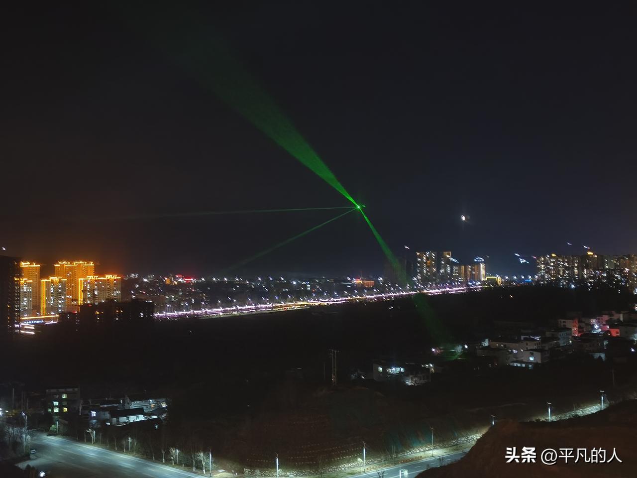 街边的小吃摊冒着腾腾热气，老板们热情地招呼着客人，那烟火气在夜风中弥漫开来。广场