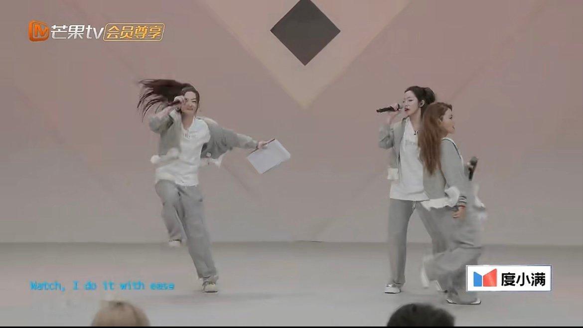 万千惠彻底被欧来雅化姐姐们的舞蹈魅力太强，万千惠被彻底同化，整个人都散发着不一样