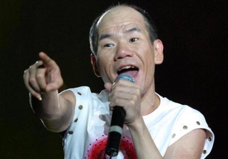 滚石唱片签下赵传第二天就想毁约，嫌他这副尊容印在磁带上没人买。这事儿放今天叫“颜