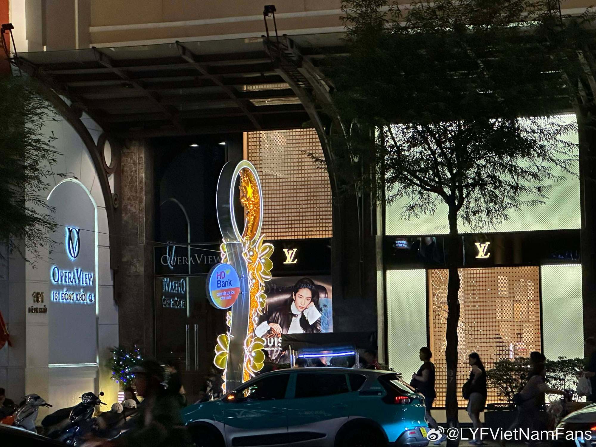 越南胡志明市铺上了刘亦菲LV Monogram 130周年地广硬广，基本上每隔一