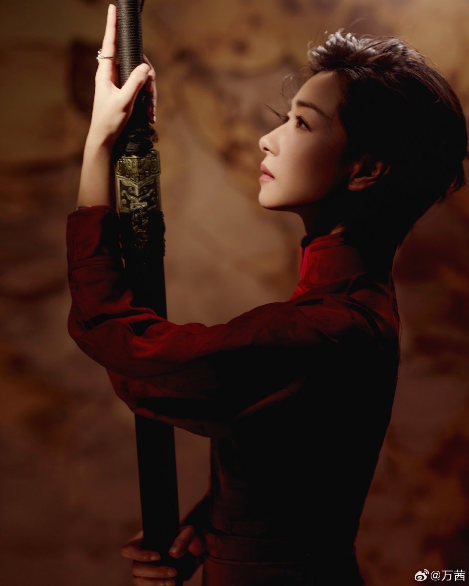 万茜持剑完全女侠级别 万茜持剑大片气场拉满，英气与风骨兼具，凌厉眼神自带江湖侠气