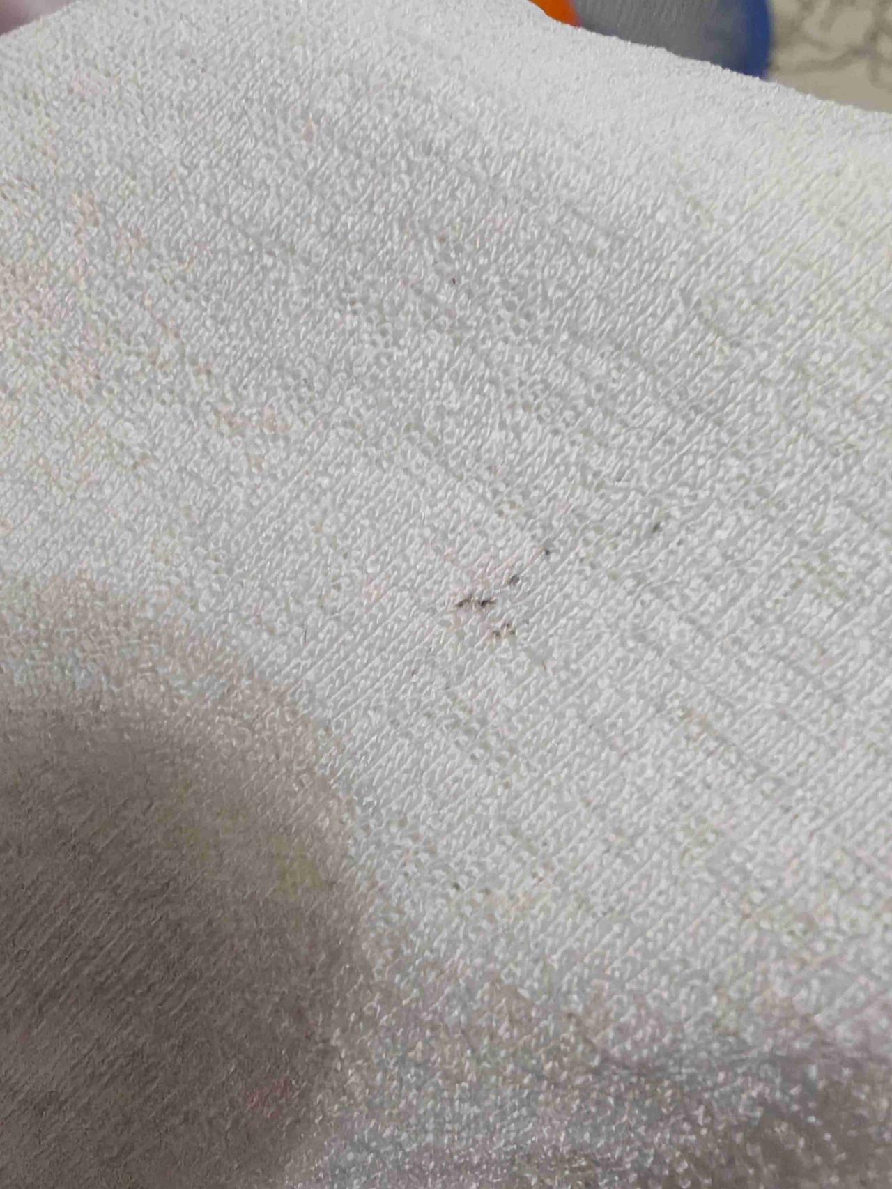 生活就如同衣服上的这点小瑕疵，想扔又觉得可惜，不扔又心里变扭！
带定位晒今日生活