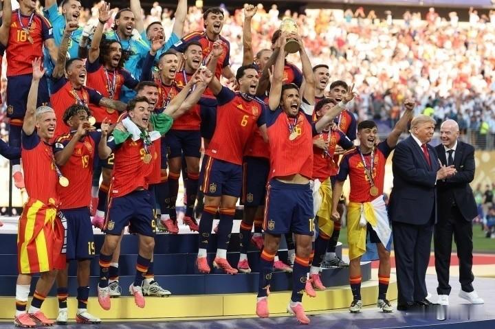 遭8万人狂嘘！特朗普颁奖后不愿离开，站台上庆祝，FIFA主席无奈。7月20日凌晨