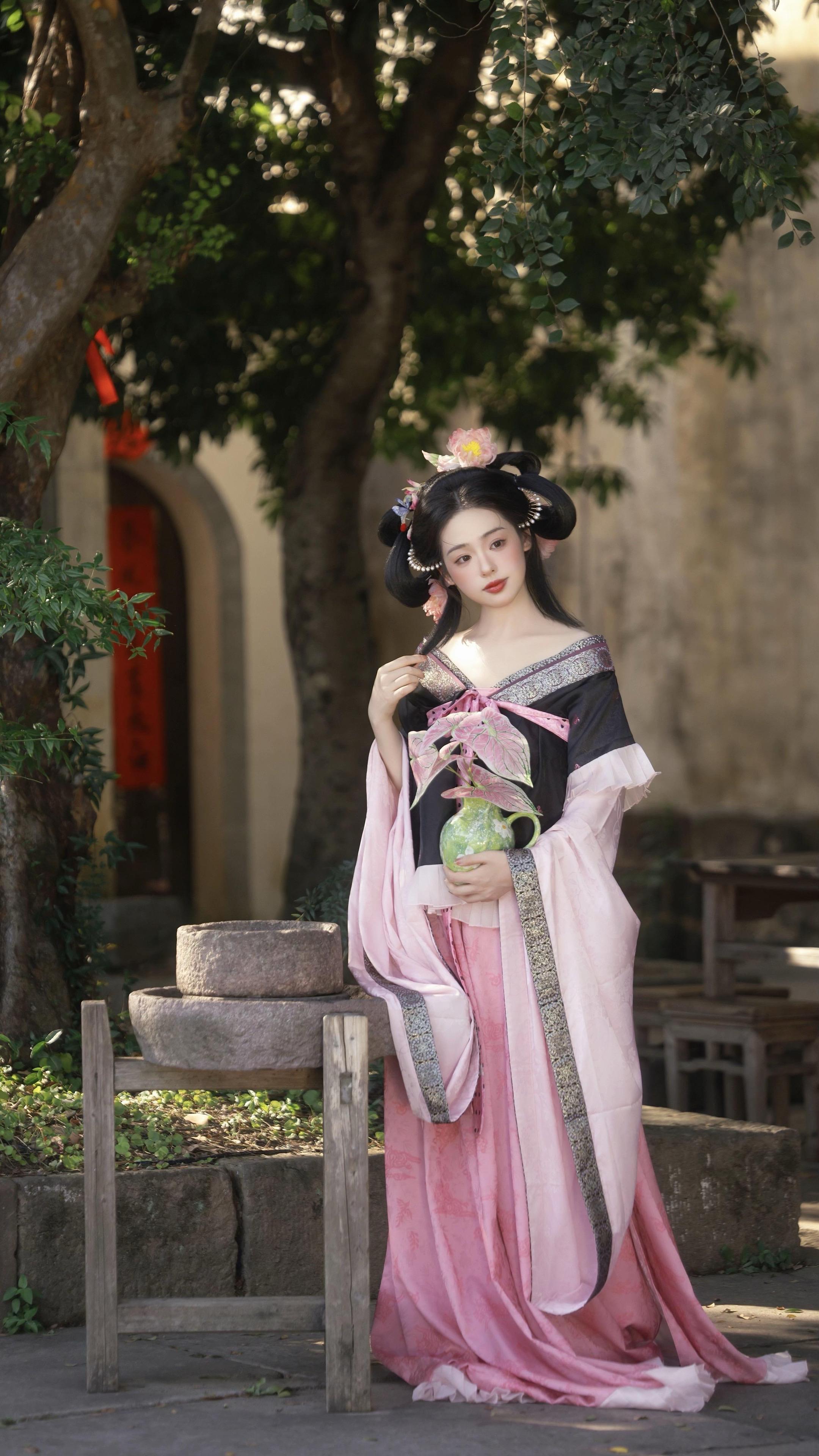 在呈坎遇见了荷花成人。出镜：瑶瑶 妆造：穆然 汉服：琴挑