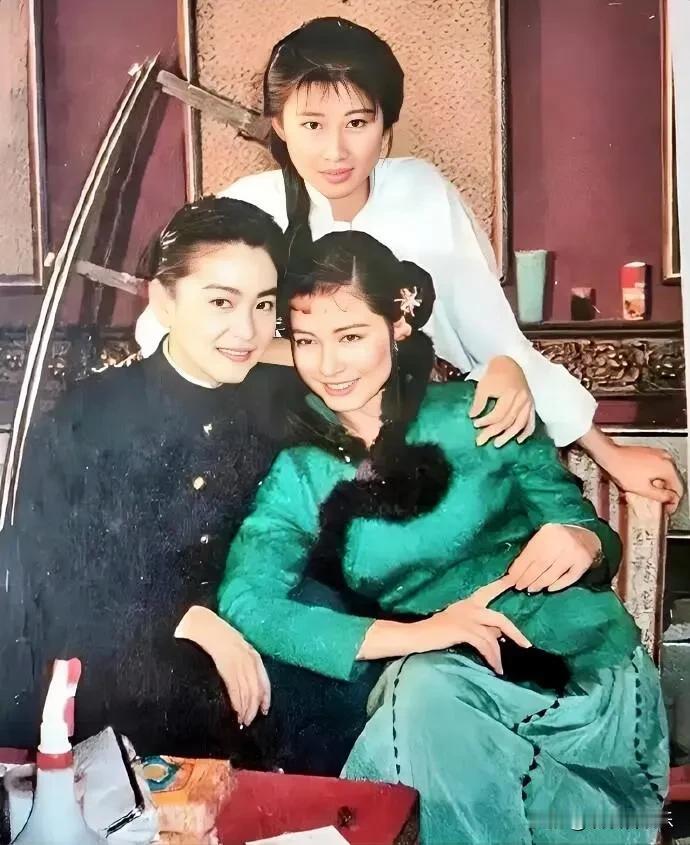 左边演员是钟楚红icon，右边和上边女演员你熟悉吗？特别是上边这位，气质独特而迷