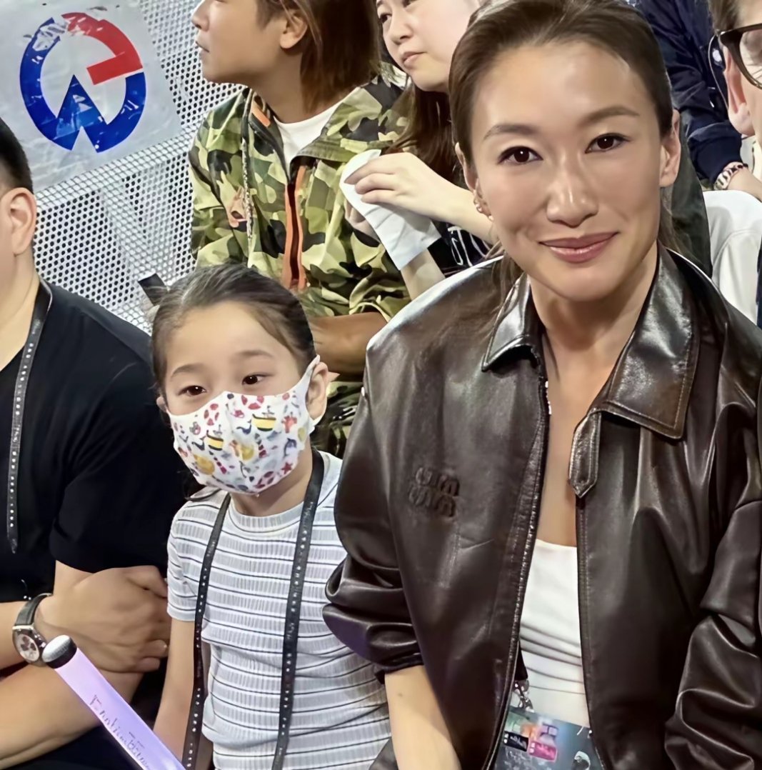 谢婷婷携全家深圳亮相，外籍继父对她宠爱有加，44岁二胎后状态依旧惊艳。 